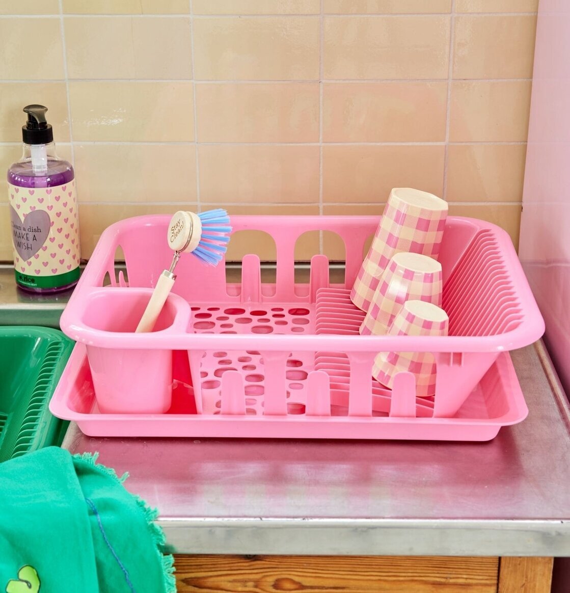 Diskställ Rosa från Rice på rosa bänkskiva med koppar