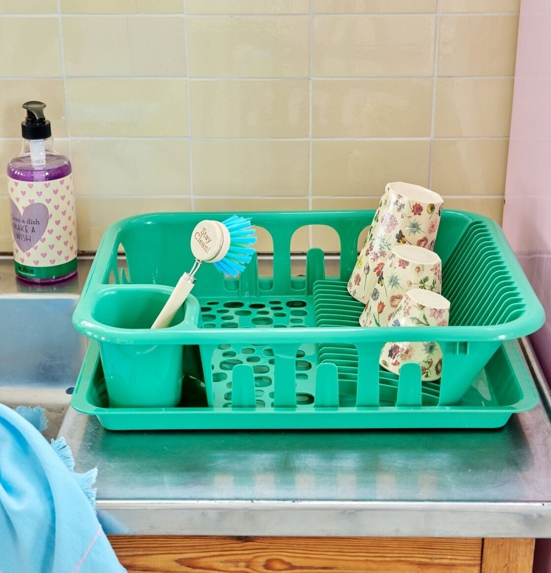 Diskställ Grön från Rice på diskbänk med kökstillbehör