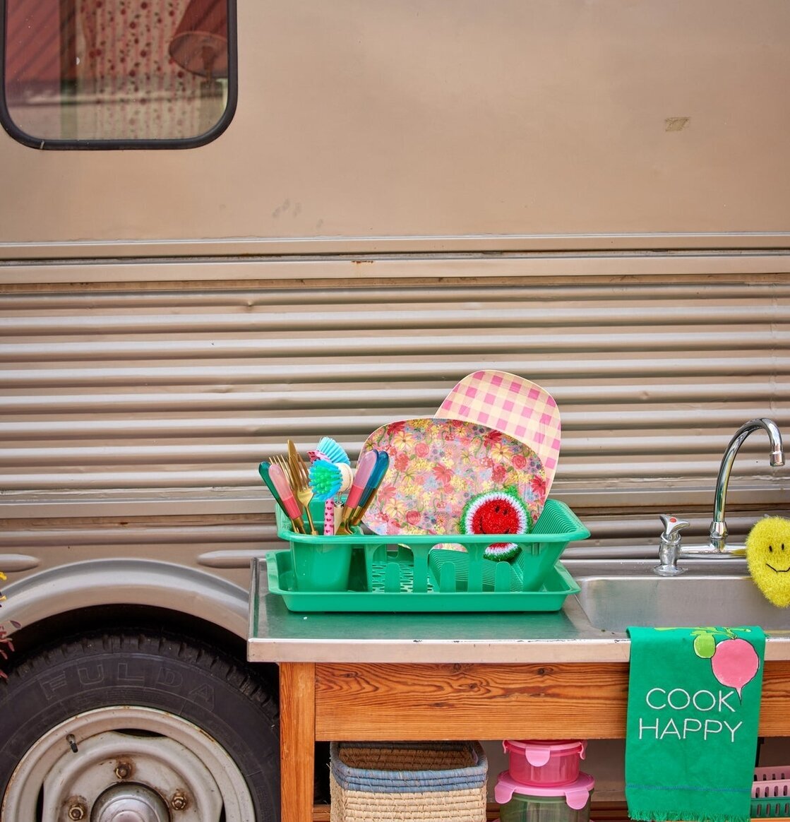 Diskställ Grön från Rice på utomhusbänk med köksredskap