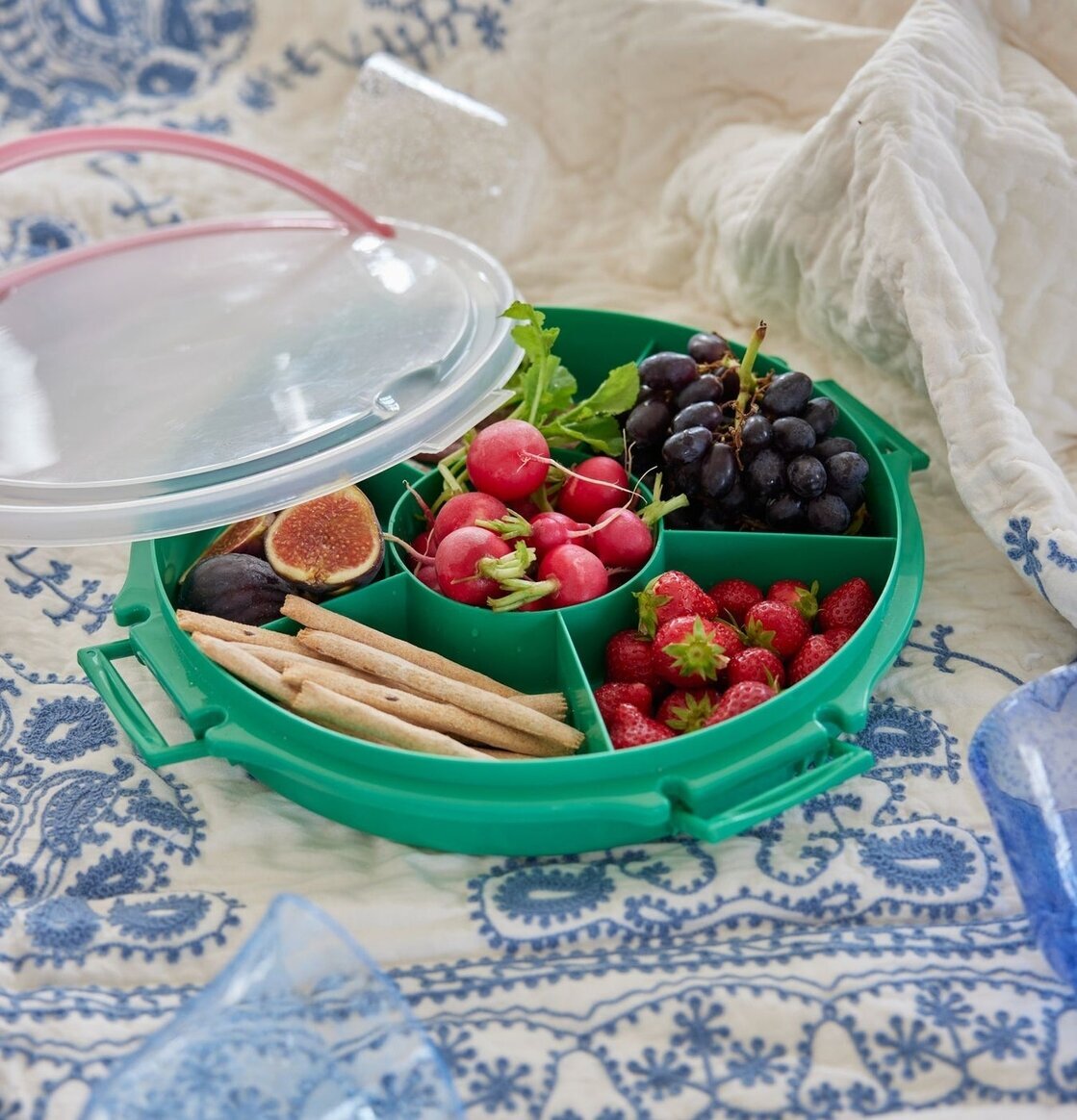 Serveringsbricka Med Lock & Handtag från Rice fylld med snacks