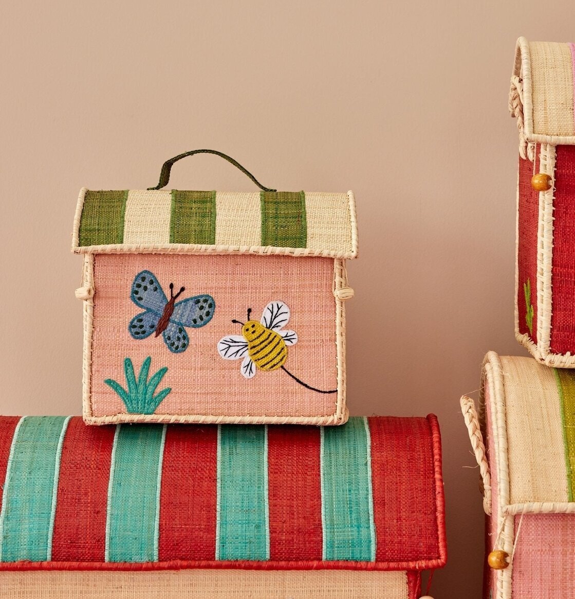 Raffiaväska Butterfly från Rice med broderade insekter