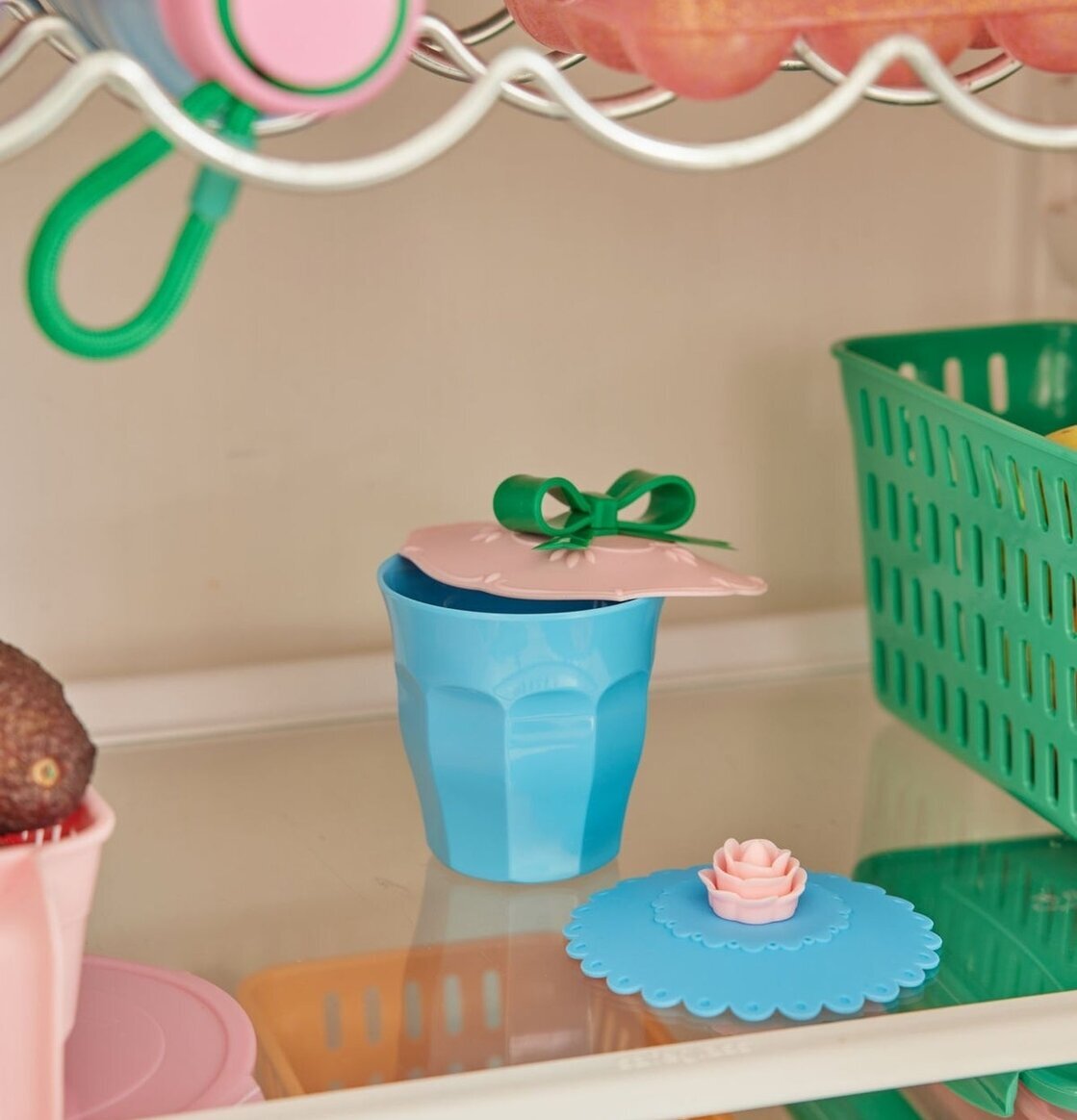 Silikonlock Vintage från Rice på blå kopp i kylskåp