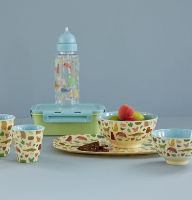 Bild av lekfull dukning med exotiska djurmönster