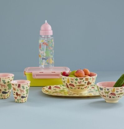 Bild av färgglada, lekfulla köksartiklar med djurmotiv