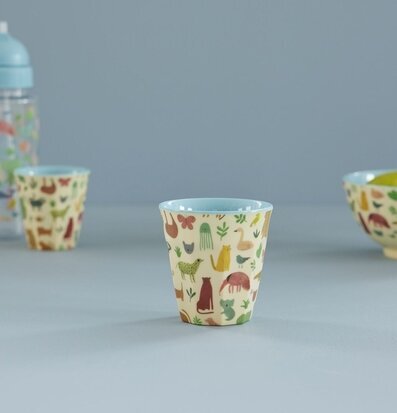 Bild av charmig mugg med djungelmotiv och djärva färger