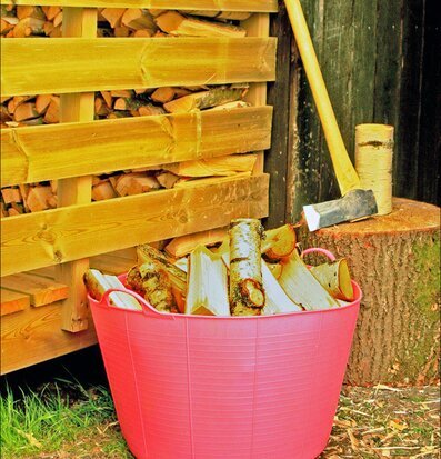 Tubtrugs Förvaringshink Rosa från Tubtrugs fylld med ved