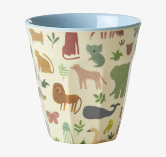 Foto av livfull mugg med djungeltema och djurmotiv