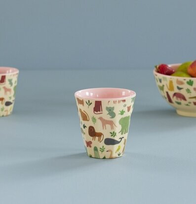 Bild av mugg med djurmotiv och harmonisk färgpalett