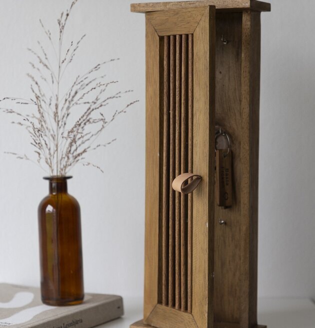 Bild av elegant nyckelskåp i trä med stilfull design
