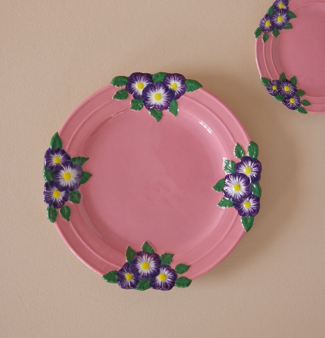Tallrik Keramik - Embossed Flower Design Pink från Rice