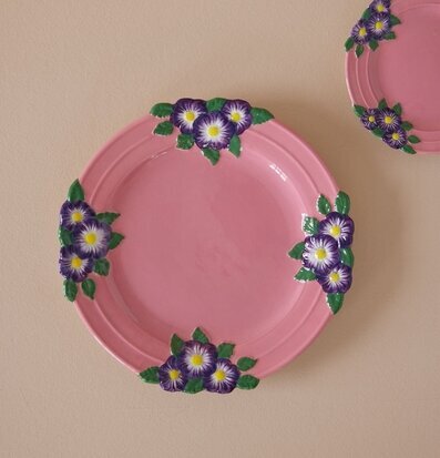 Tallrik Keramik - Embossed Flower Design Pink från Rice
