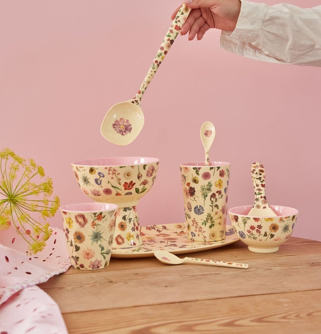 Tallrik Floras Dream Print från Rice med blommönster