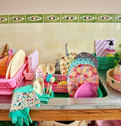 Tallrik Floras Dream Print från Rice i livfullt kök