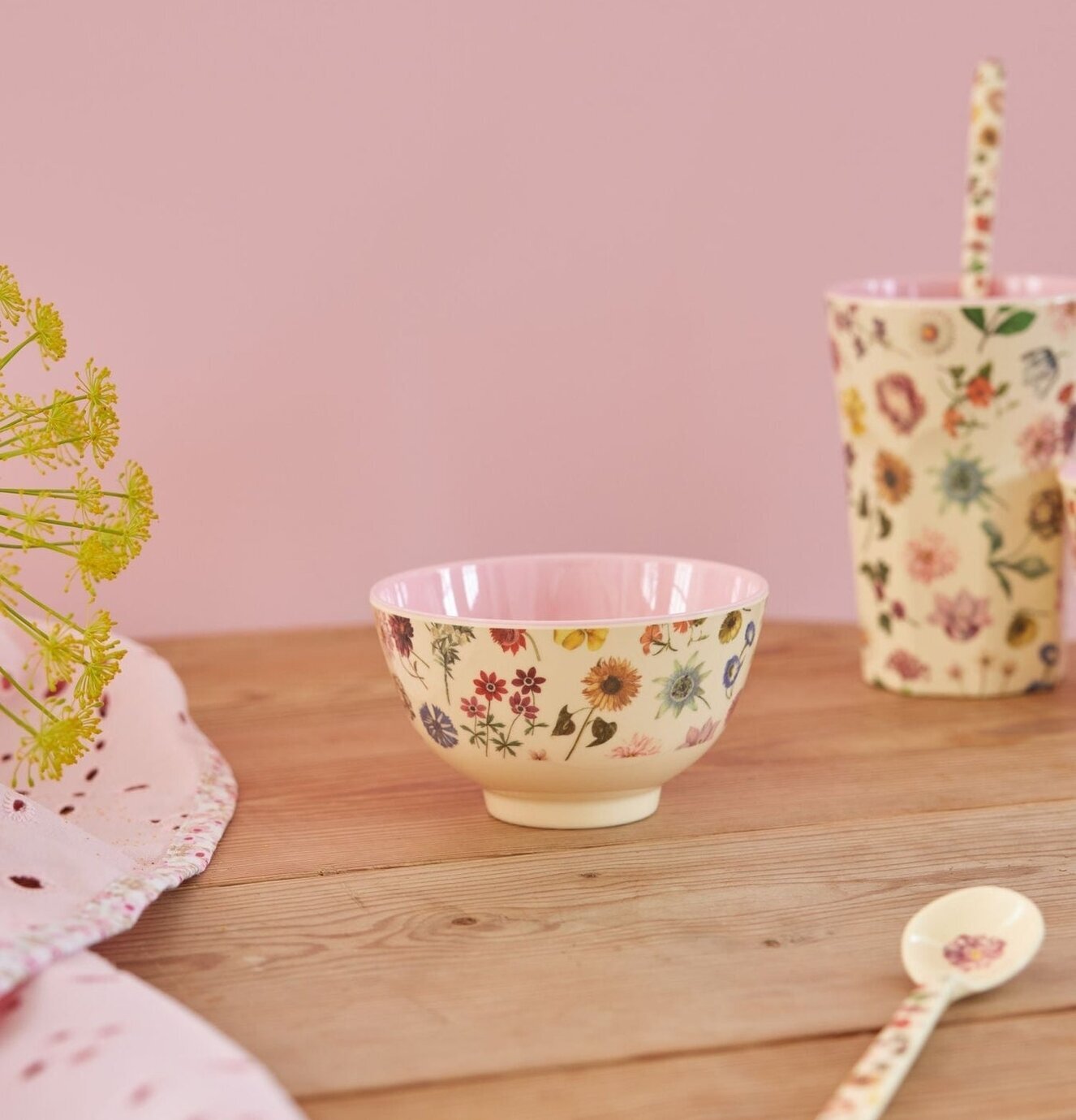 Liten Skål Floras Dream Print från Rice på ljust träbord