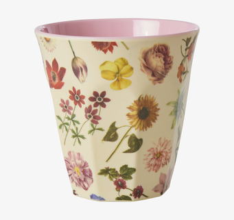 Bild av mugg med blommigt och livfullt designmönster