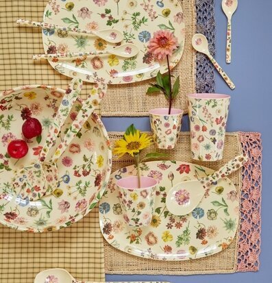 Bild av livfulla melaminprodukter med blomstermotiv