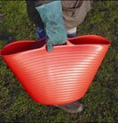 Tubtrugs Förvaringshink Rosa från Tubtrugs i trädgårdsmiljö