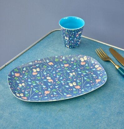 Tallrik Butterfly Field Print från Rice med blommor och fjärilar