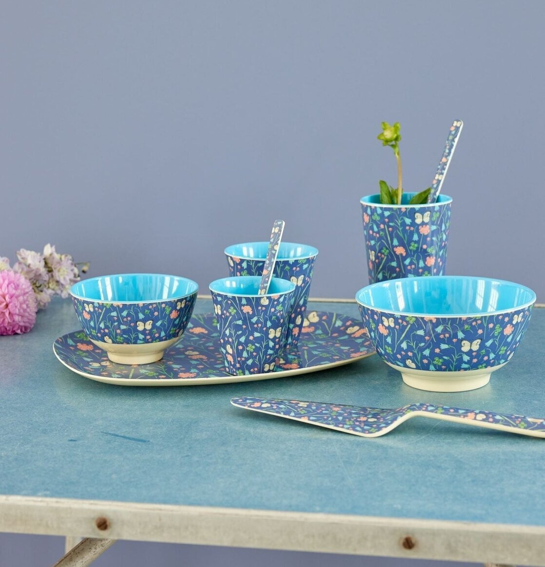 Liten Skål Butterfly Field Print från Rice på blått bord