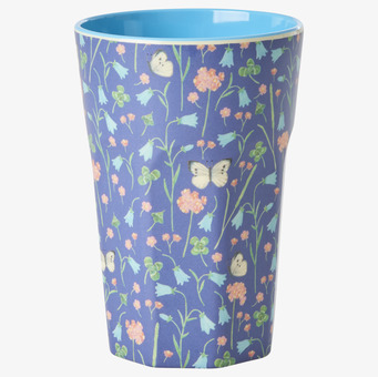Bild av mugg med fjärilar och blommor i blå toner
