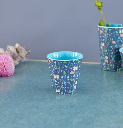 Bild av mugg med fjärilar och blommor i naturtema