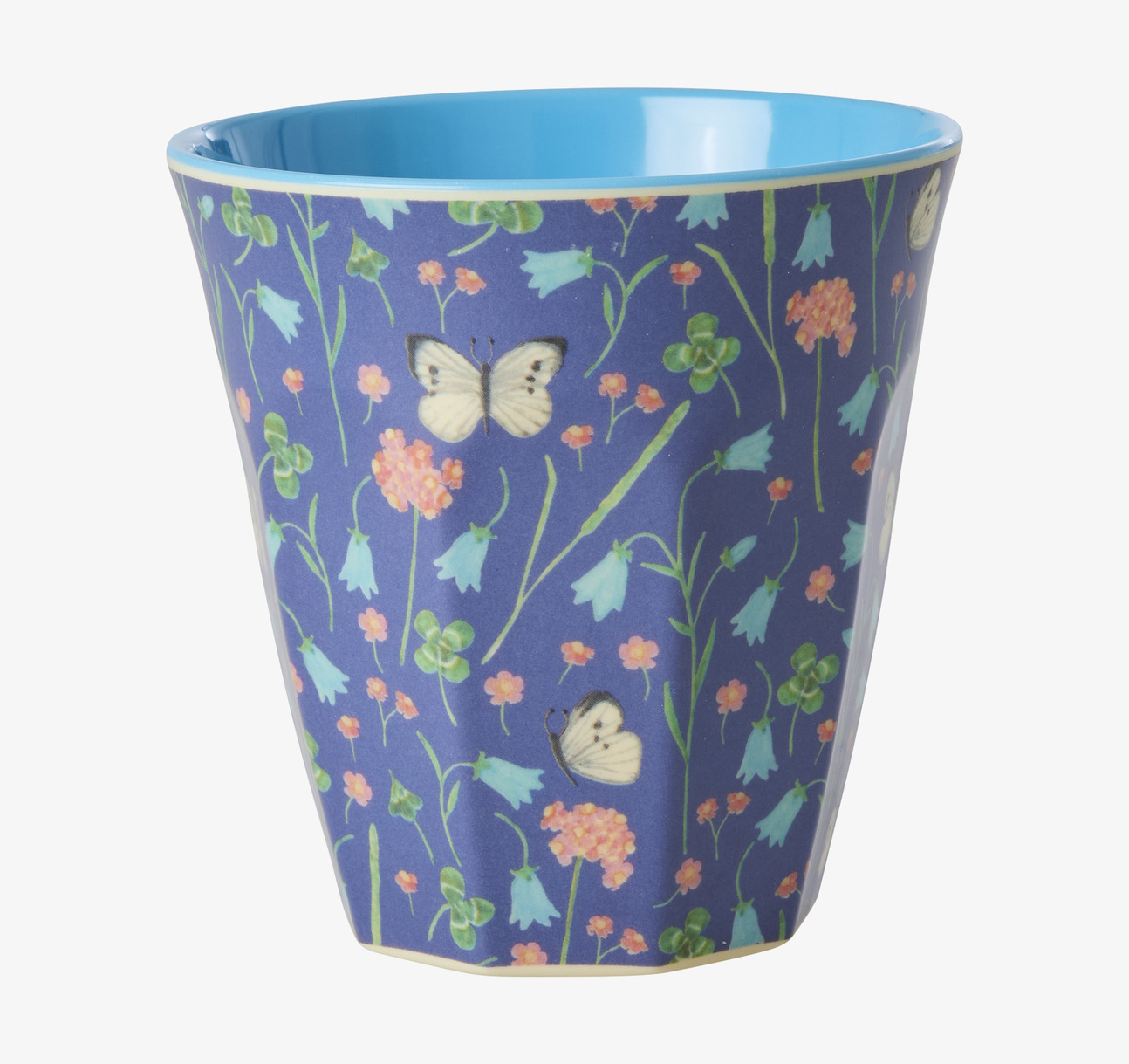 Bild av mugg med fjärilar och blommor i livfull design