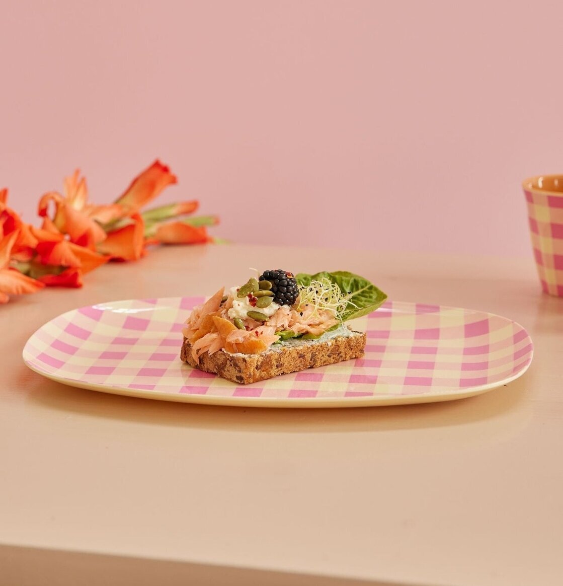 Tallrik Check It Out Print från Rice med smörgås och kopp