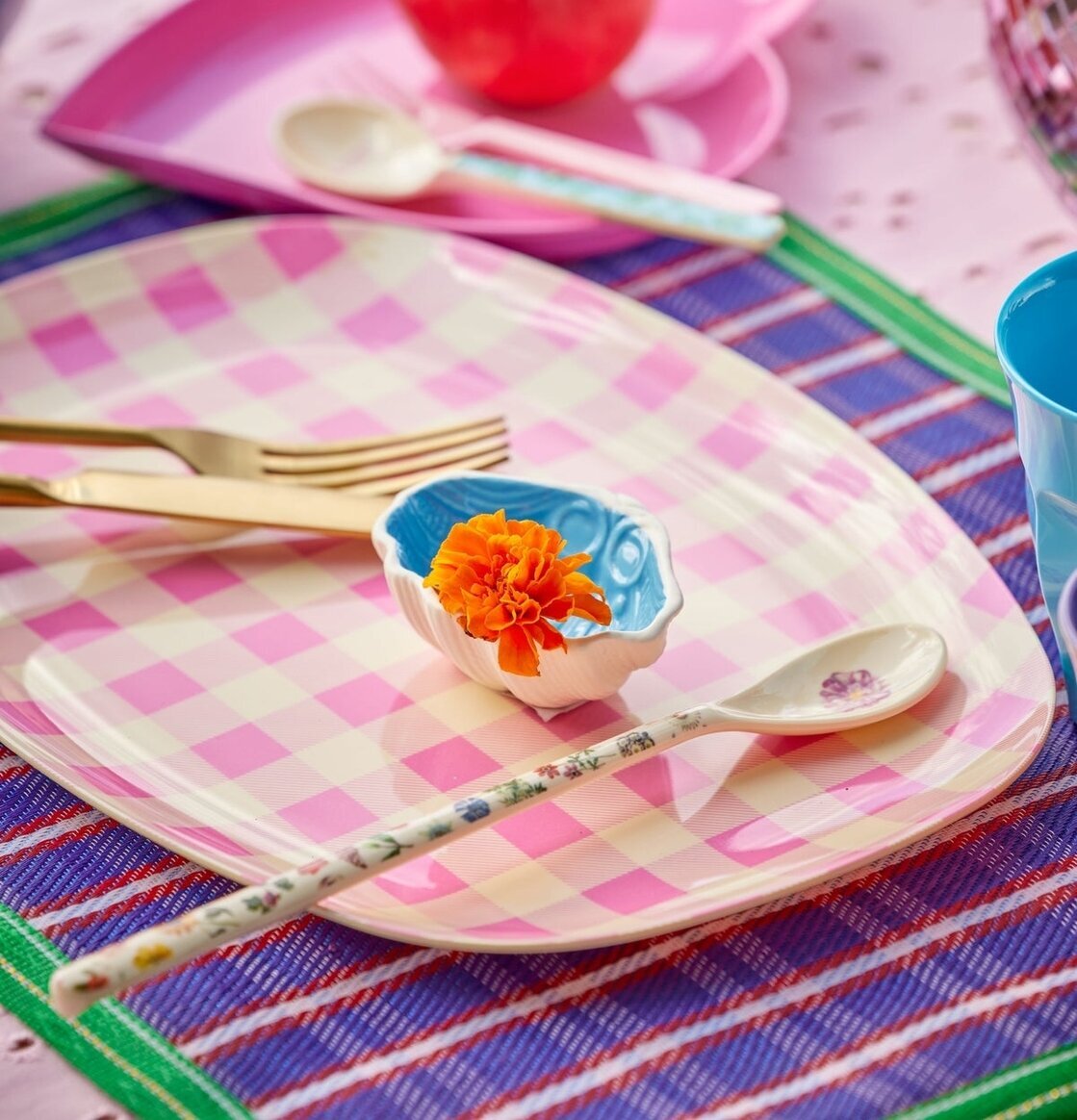 Tallrik Check It Out Print från Rice med färgglad dukning