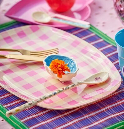 Tallrik Check It Out Print från Rice med färgglad dukning