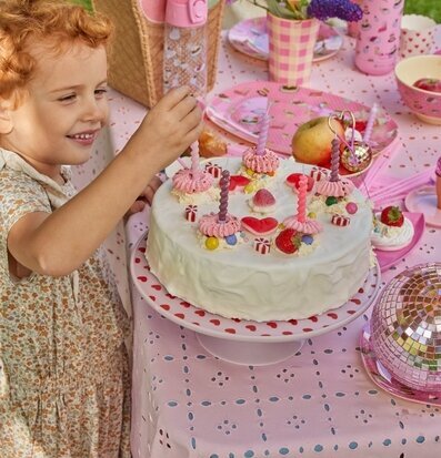 Foto av en färgglad och livlig picknickscen utomhus