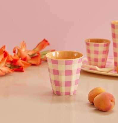 Bild av melaminmuggar med rosa rutmönster och aprikoser