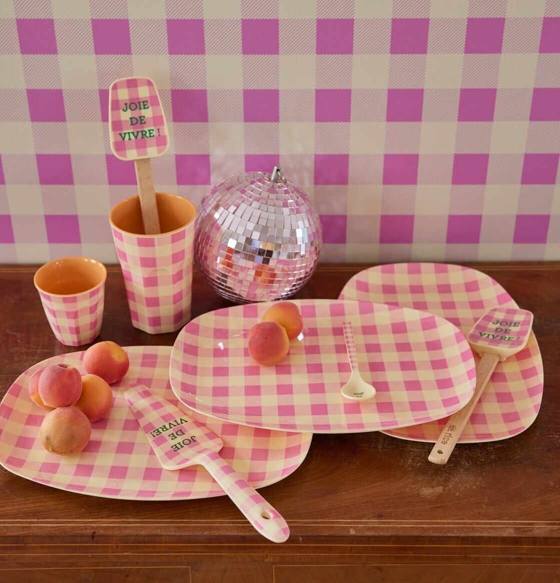 Bild av färgstarkt stilleben med livfull inredning