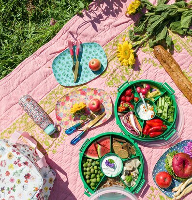 Tallrik Good Luck Print från Rice på en färgglad picknick