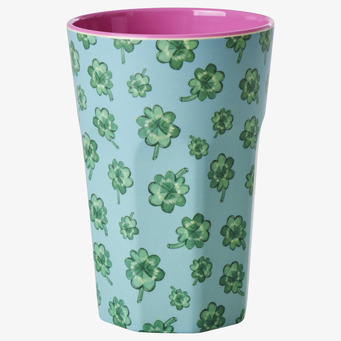 Foto av färgglad mugg med livfullt klövermönster