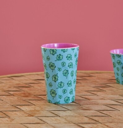 Bild av mugg med färgglad design och naturtema