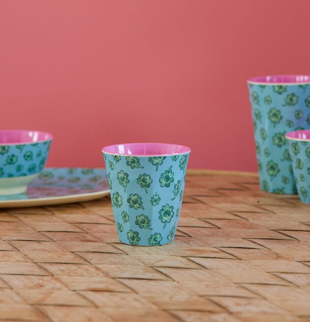 Foto av färgglada melaminprodukter på rosa bakgrund