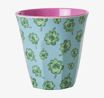Bild av färgglad mugg med lekfullt klövermönster