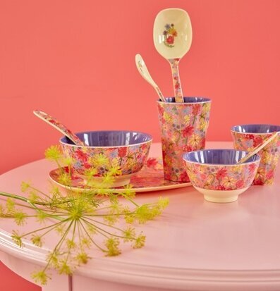 Skål Swedish Flower Print från Rice på rosa bord med blommor