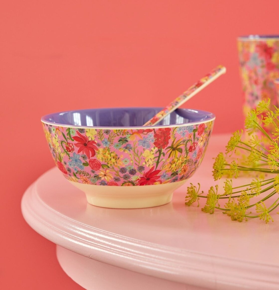 Skål Swedish Flower Print från Rice med blommönster på bord