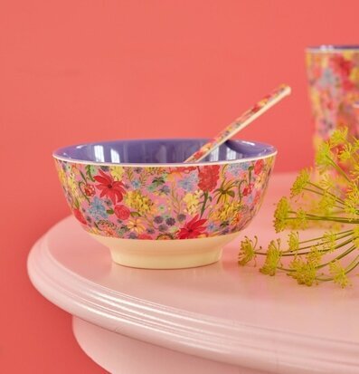 Skål Swedish Flower Print från Rice med blommönster på bord