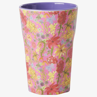 Bild av mugg med färgglatt blomstertryck och lila insida