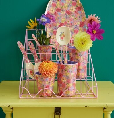 Foto av färgglada melaminmuggar med blommigt motiv