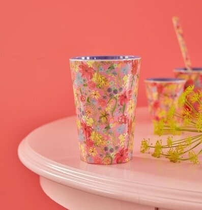 Bild av livfull mugg med blomstertryck och färgglad scen