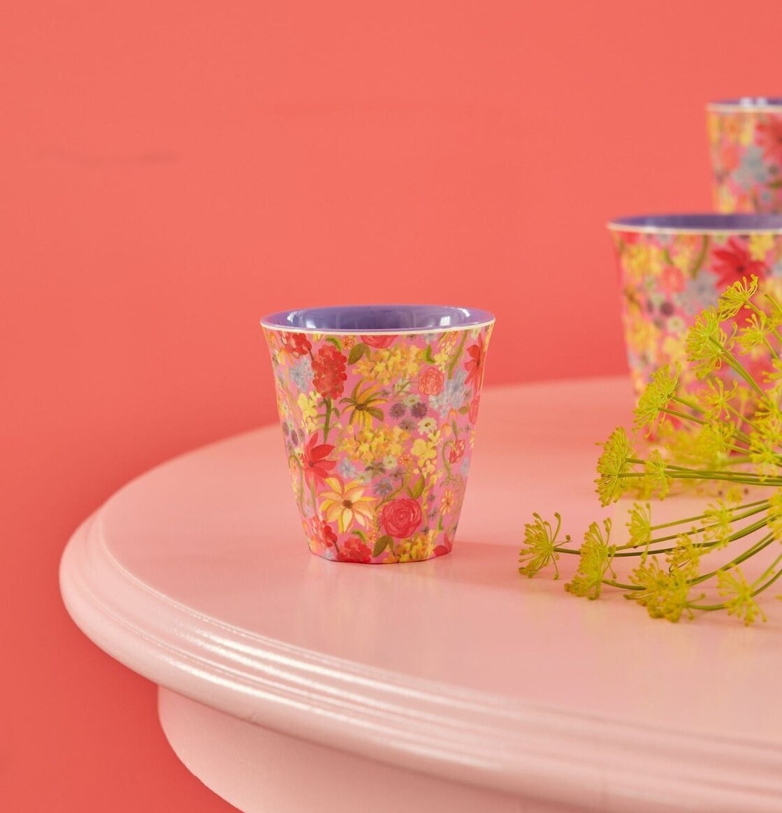 Melaminmugg Swedish Flower Print från Rice på rosa bord