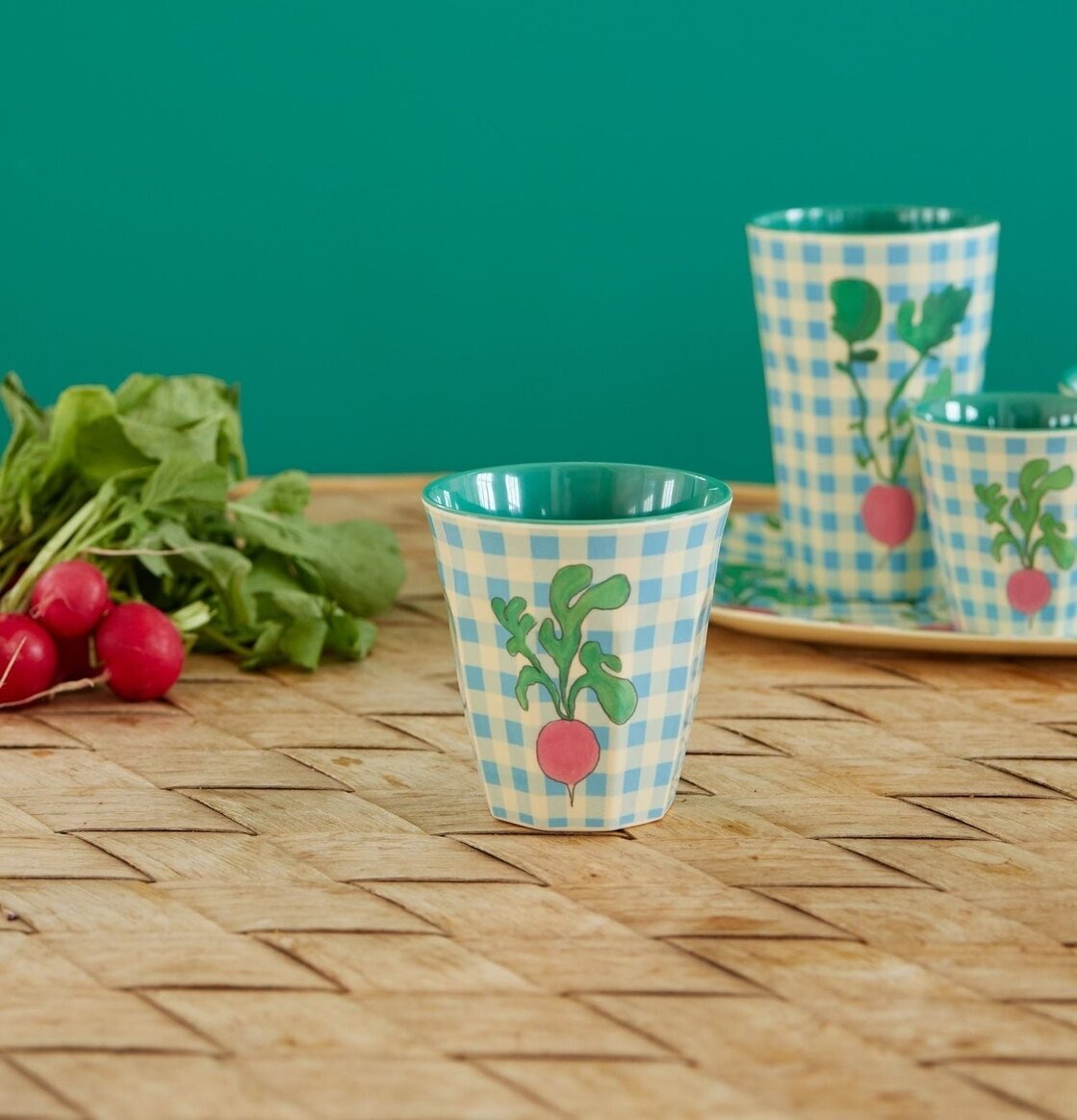 Melaminmugg Ravishing Radish Print från Rice på träbord