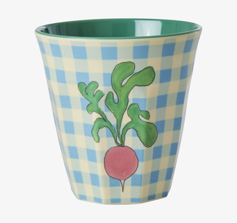 Bild av melaminmugg med rädismotiv och rutigt mönster