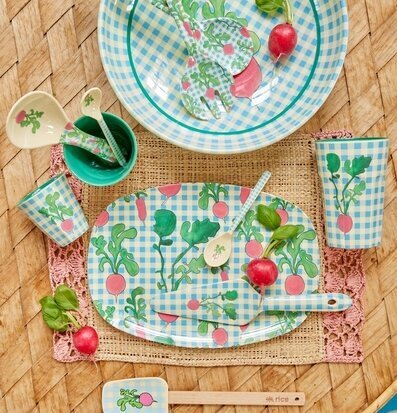 Bild av färgglada och funktionella köksprodukter