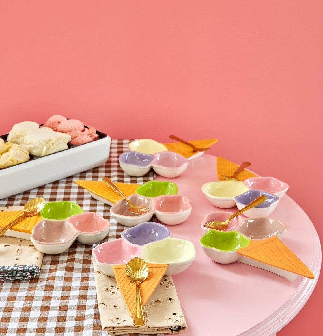 Fat Glasstrut Lila/Rosa från Rice på ett rosa bord