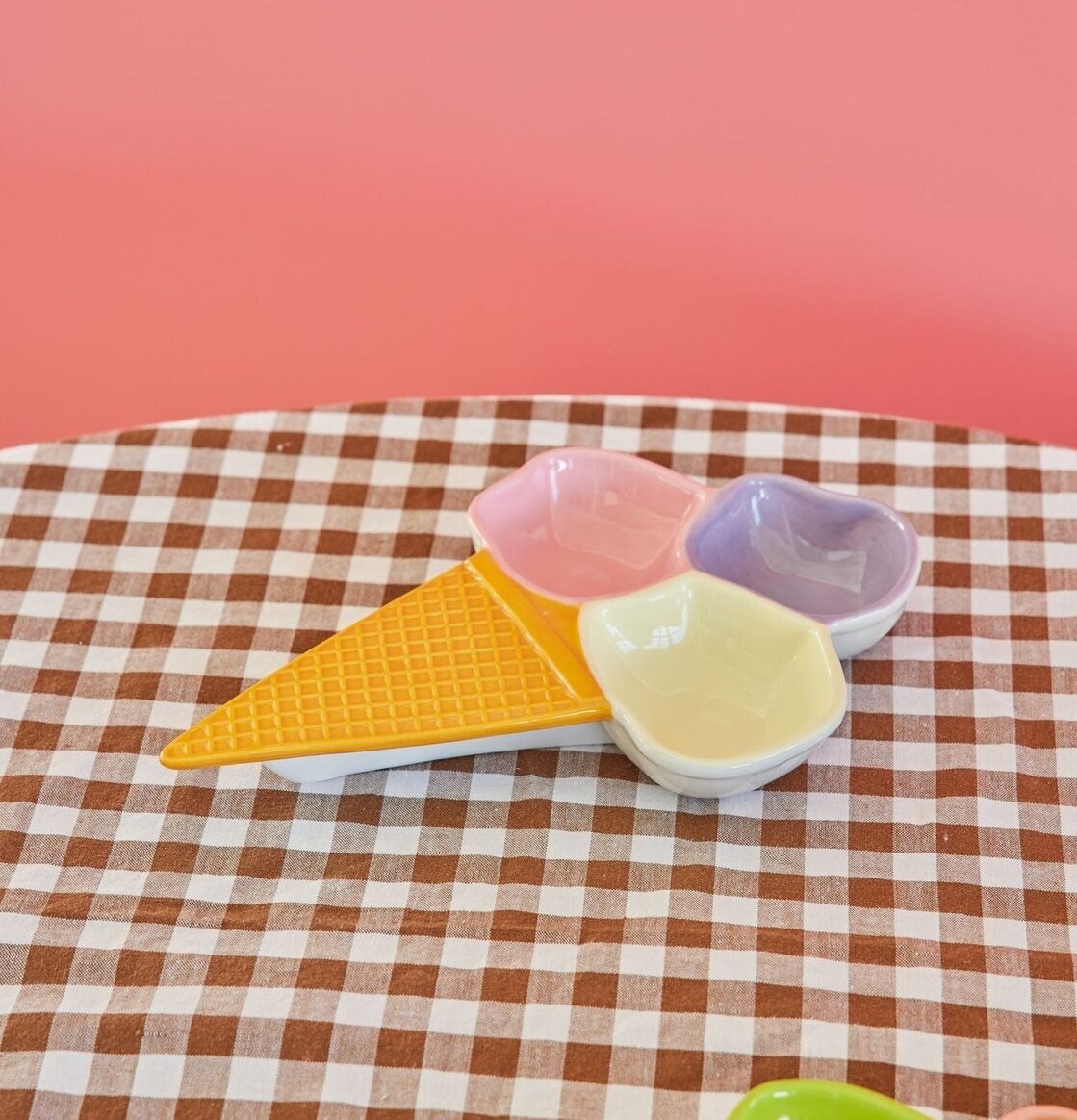 Fat Glasstrut Lila/Rosa från Rice på rutmönstrad duk