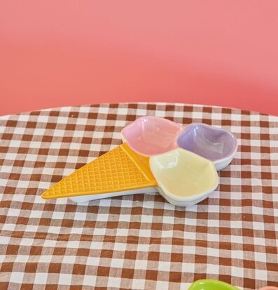 Fat Glasstrut Lila/Rosa från Rice på rutmönstrad duk